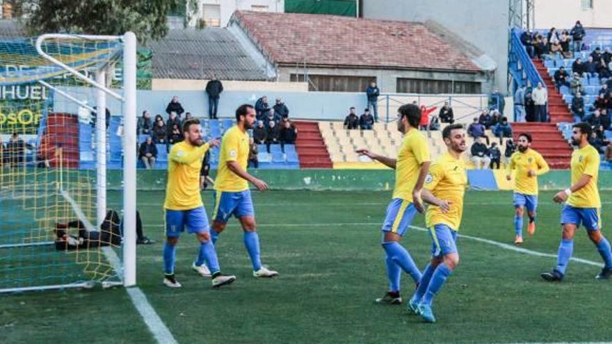 Los jugadores del Orihuela celebran uno de los goles frente al Torre Levante.