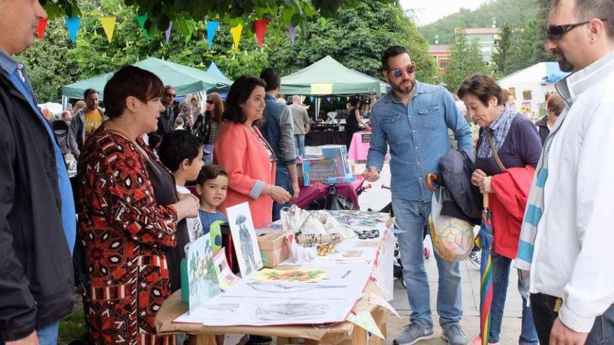 Asistentes al mercadillo solidario, ayer, en el puesto de AFESA.