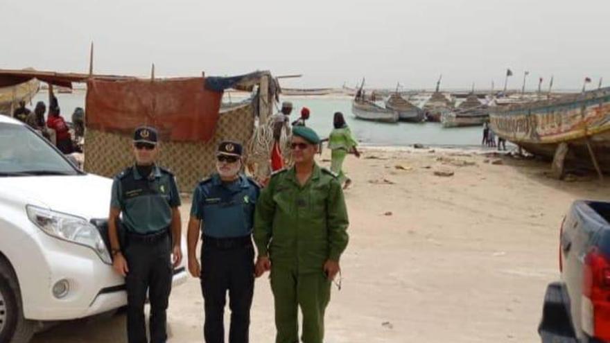 El comandante vilagarciano con autoridades mauritanas en el puerto