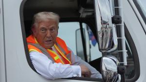 Donald Trump hace campaña electoral en un camión de basura