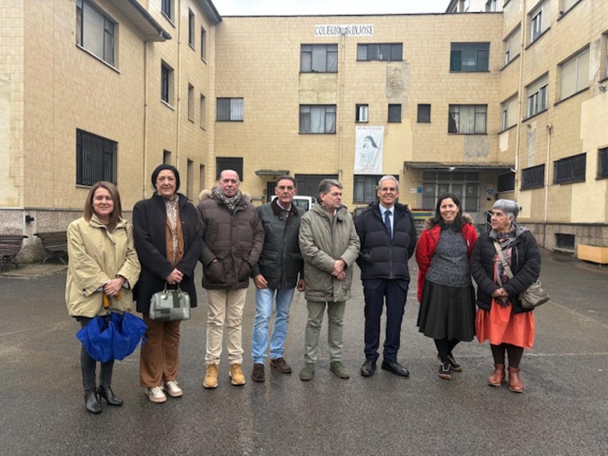 Los participantes en la reunión Comisión de Inclusión Social y Migraciones de la FEMP, ante el colegio San José de Sotrondio