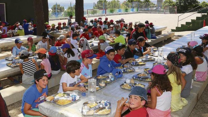 Niños participantes en la pasada edición de los campamentos de A Lanzada, durante un almuerzo. // Muñiz