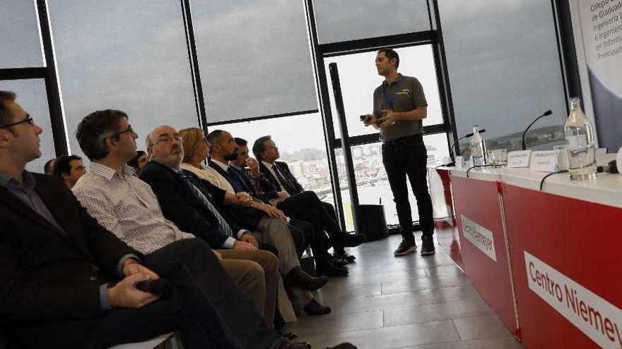 Carlos Alba, de pie, hablando de las aplicaciones de la inteligencia artificial en Arcelor, ayer.