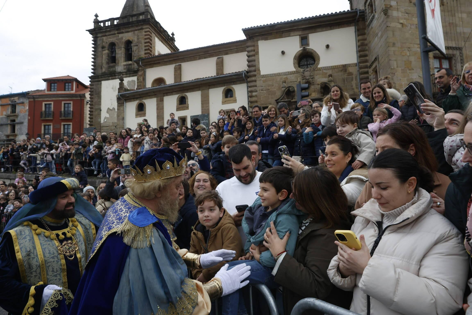 En imágenes: Los Reyes Magos desembarcan en Gijón