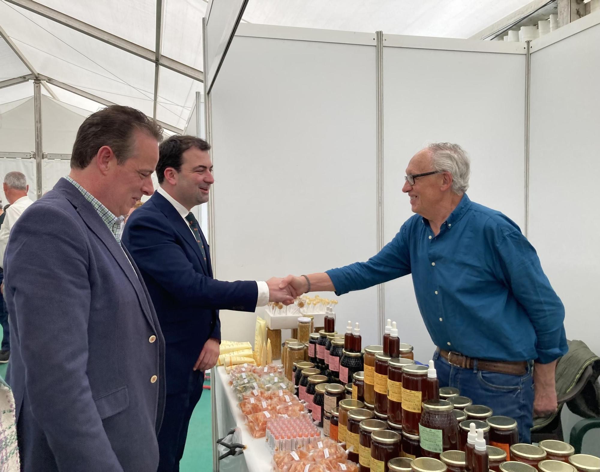 Alcalde y consejero saludan a uno de los elaboradores de miel de Ibias