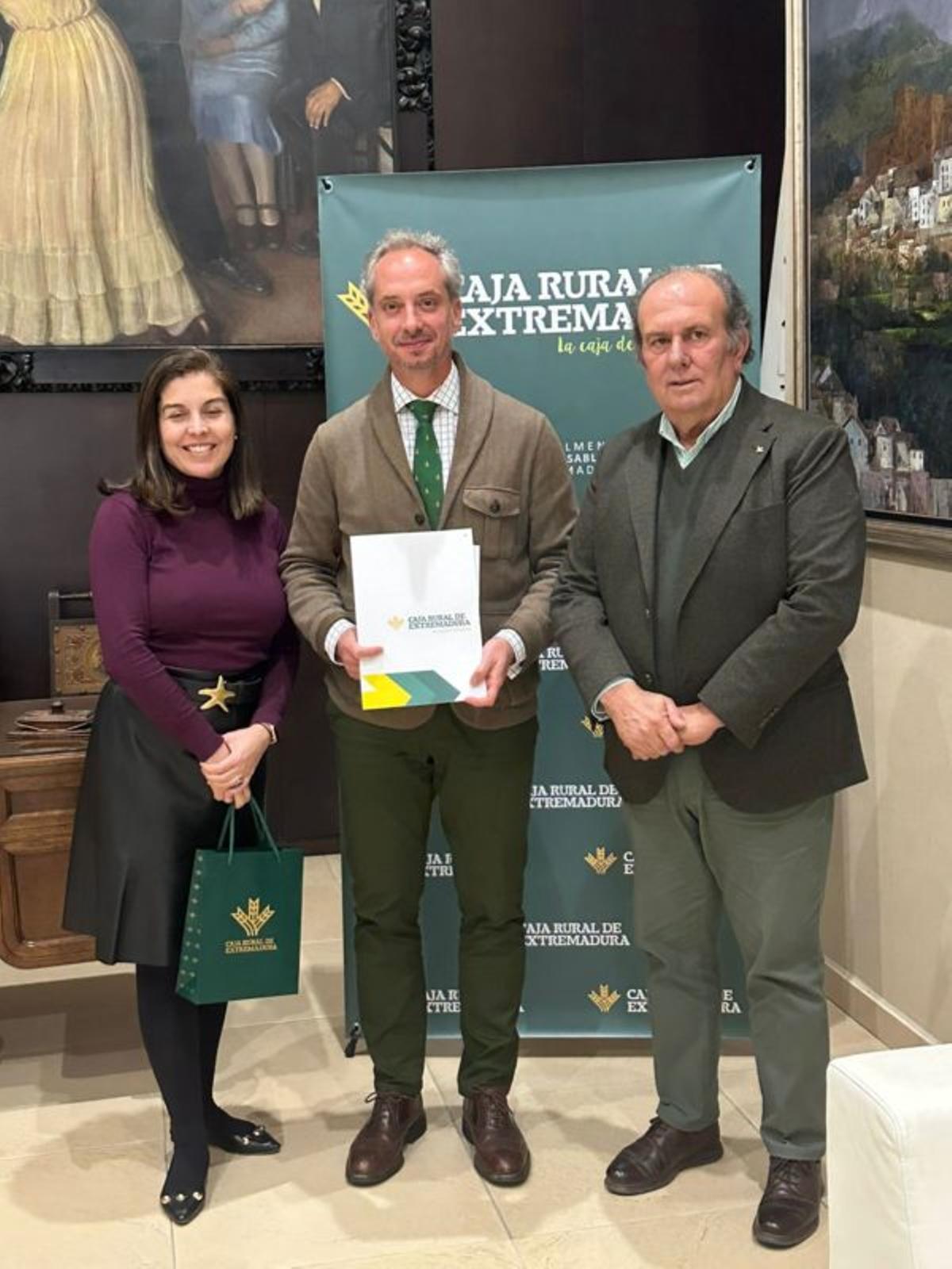 Rocío Morales, directora general de Caja Rural de Extremadura; José María Gallardo, presidente de Fedexcaza, y Urbano Caballo, presidente.