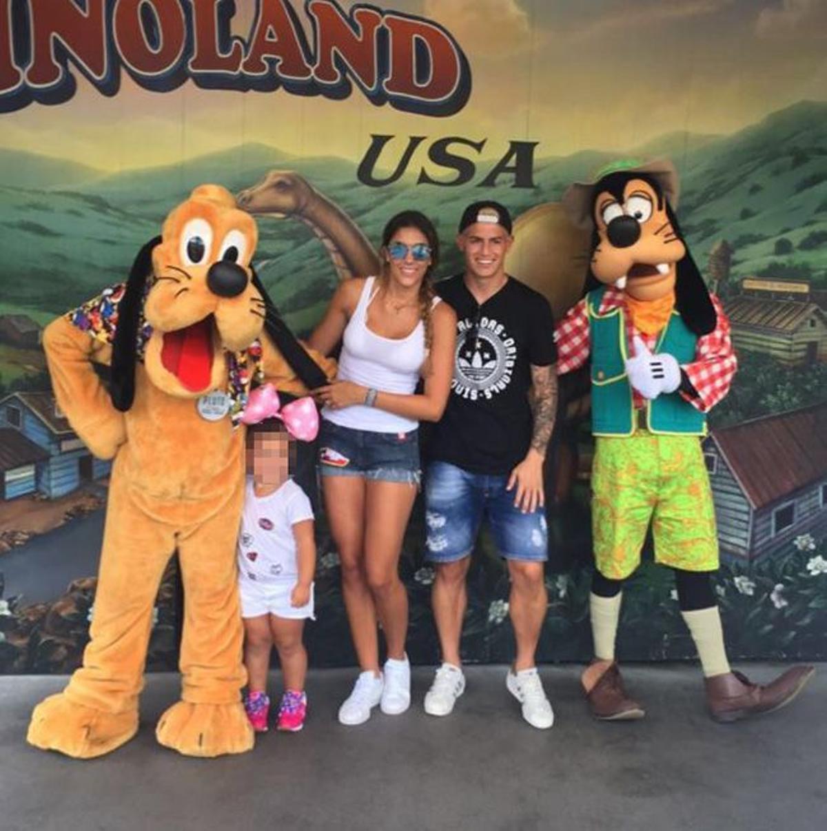 James Rodriguez junto a Daniela y su hija Salomé en Disneyland