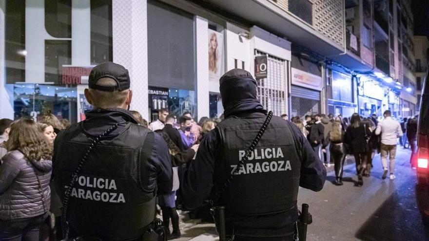 Dos policías locales de Zaragoza, en una imagen reciente