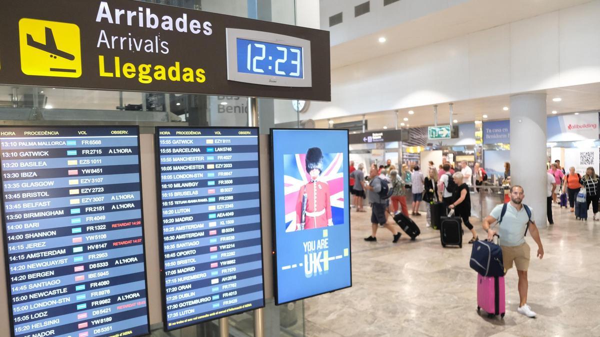 Panel de llegadas en el aeropuerto de El Altet.