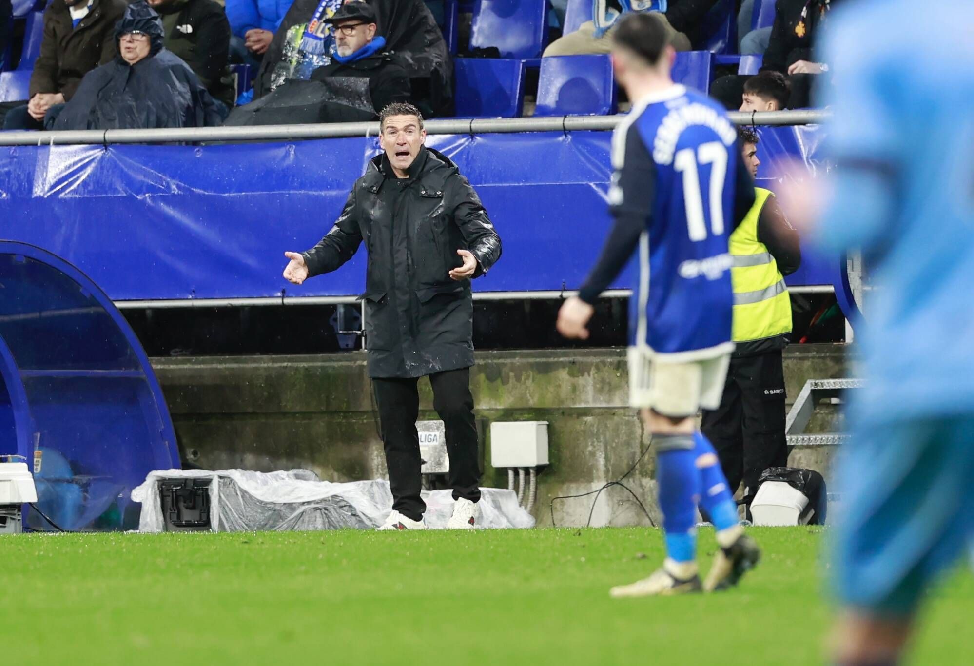 EN IMÁGENES: Ambiente y partido de un Real Oviedo-Levante pasado por agua