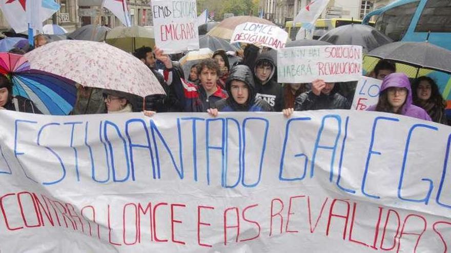 Estudiantes gallegos de enseñanzas medias ayer en las protestas de Santiago. // Xoán Álvarez