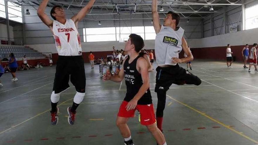 Uno de los partidos 3x3 vividos ayer en Moraña. // G. Santos