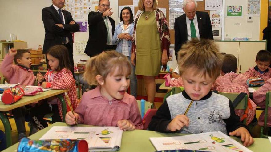 El consejero de Educación, Fernando Rey, segundo por la izquierda, en su visita a un colegio de Villalobón.