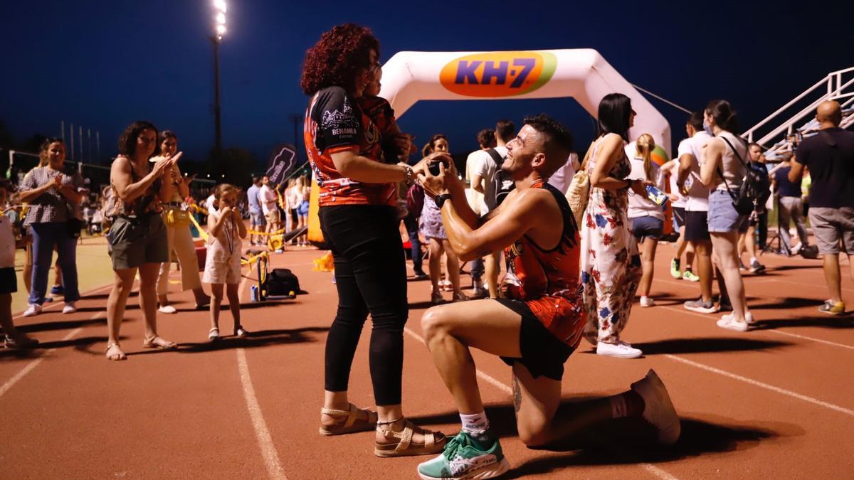 Momento en el que el atleta le pide matrimonio a su pareja en El Fontanar.