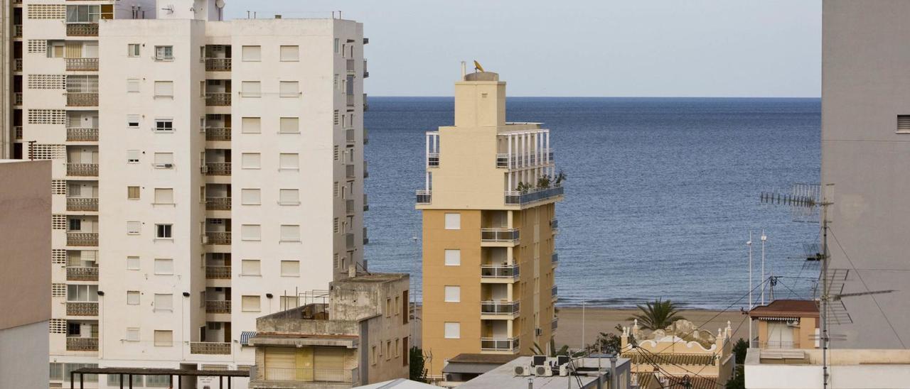 Edificios de la primera línea de la playa de Gandia, con vistas directas al mar. | NATXO FRANCÉS