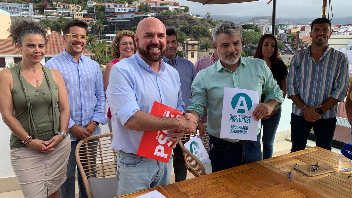 Marco Gonzalez y David Hernández en la presentación del pacto de gobierno de Puerto De la Cruz, esta tarde en el hotel Nopal.