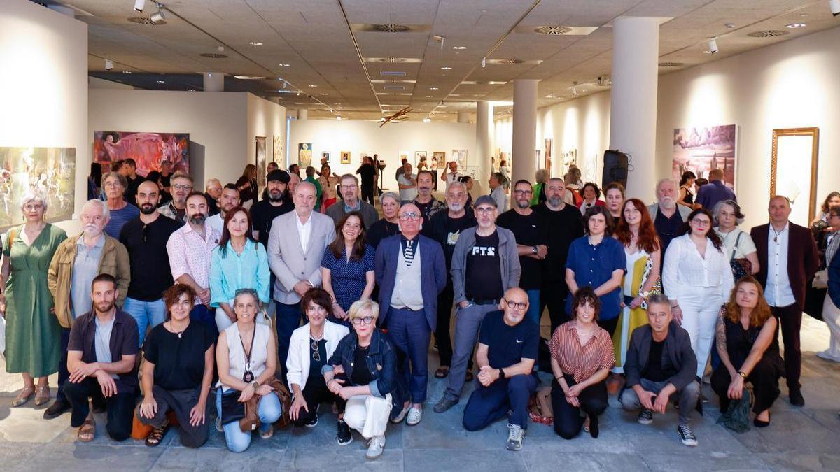 Artistas que exponen en Palexco, con la alcaldesa y concejales.