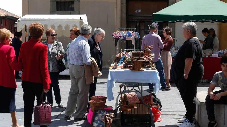 Animado mercadillo en Carlos Lobo