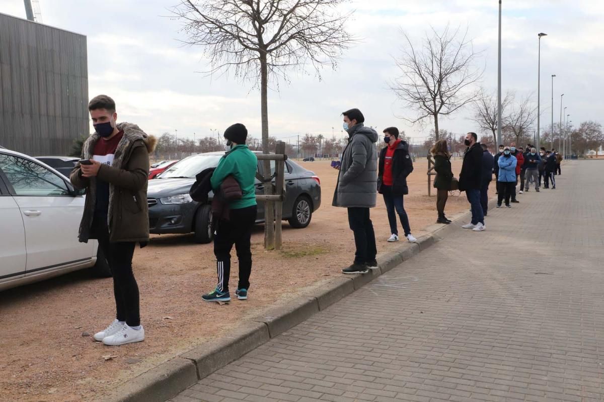 Colas en el estadio de El Arcángel para retirar las entradas del Córdoba CF-Getafe