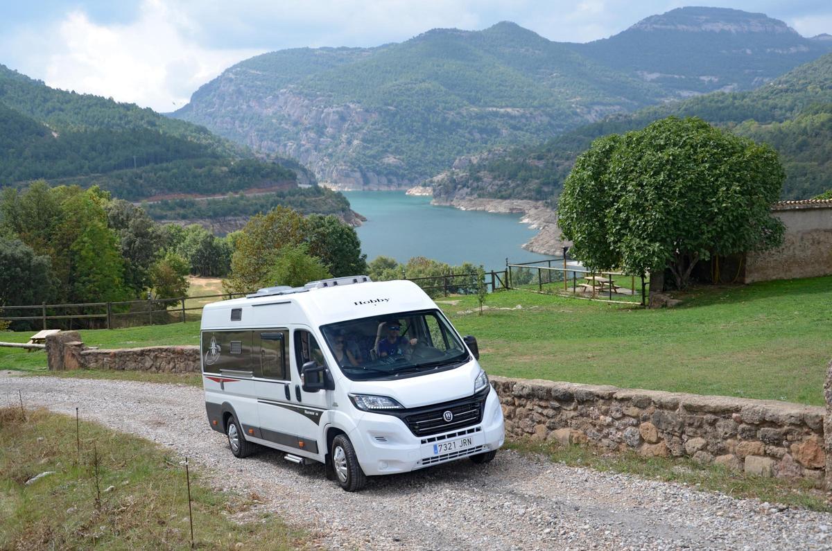 Una autocaravana circula por una camino