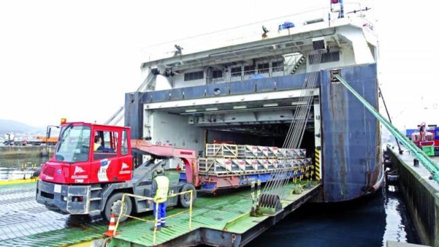 Estibadores cargan un camión con mercancías en el interior del &quot;Suarvigo&quot;, el buque de Suardiaz que cubre la ruta Vigo-Nantes.  // Marta G. Brea