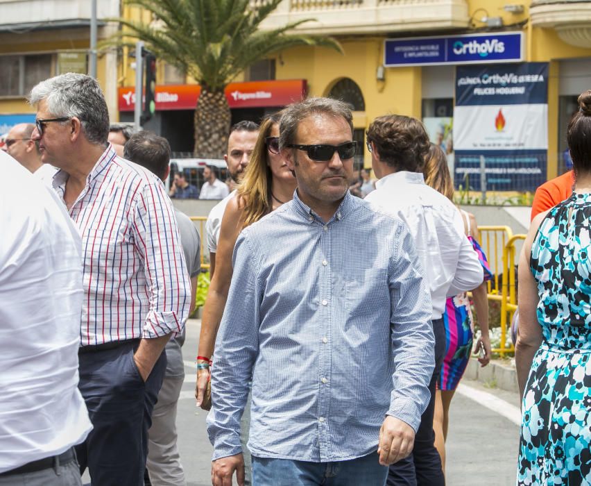 La sexta mascletà del concurso ofrece un espectáculo monótono, con un intenso final terrestre simultáneo que envuelve la plaza