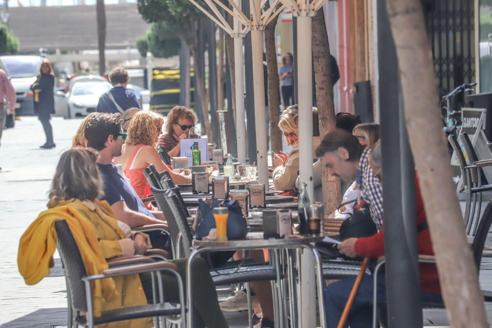 Imágenes de Torrevieja de este viernes 13 de marzo con terrazas y paseos llenos y playas animadas