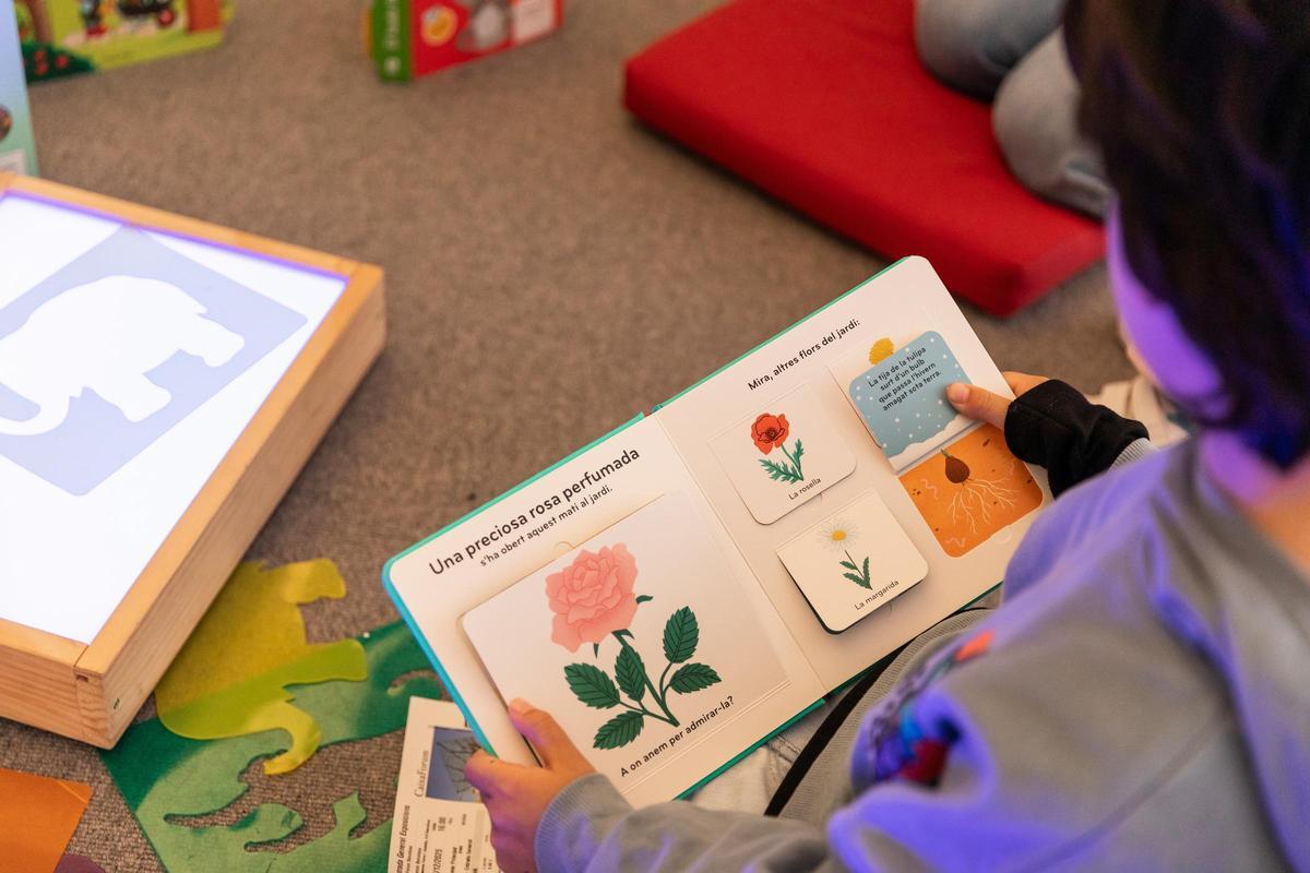 Un nen llegint atentament un llibre. © Fundació ”la Caixa”