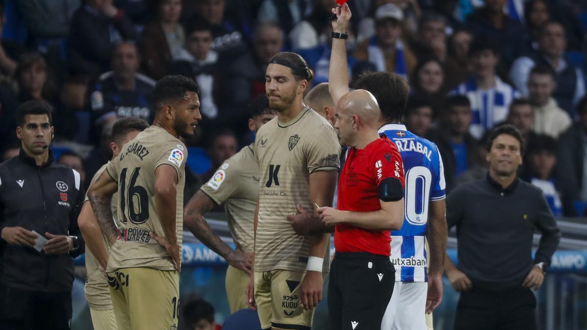 González Fuertes mostrando la tarjeta roja a Luis Suárez