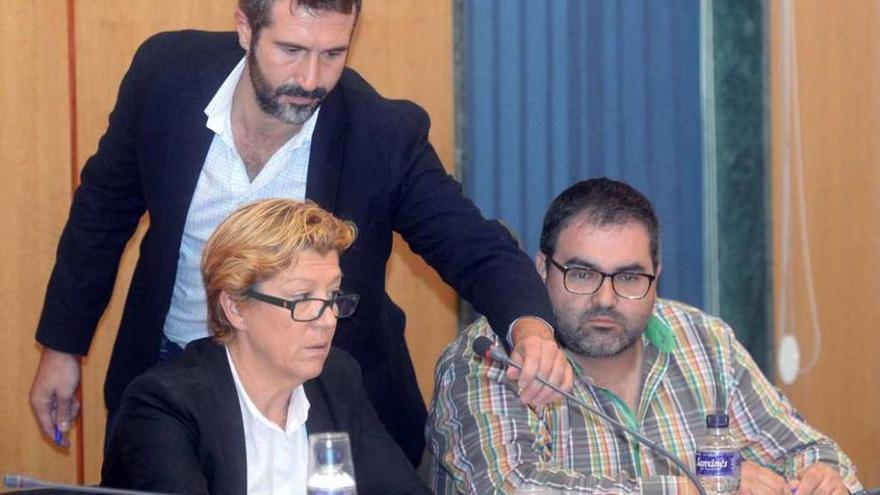 La concejala de Hacienda Luz Abalo, el edil Lino Mouriño y, de pie, el alcalde Alberto Varela. // Noé Parga