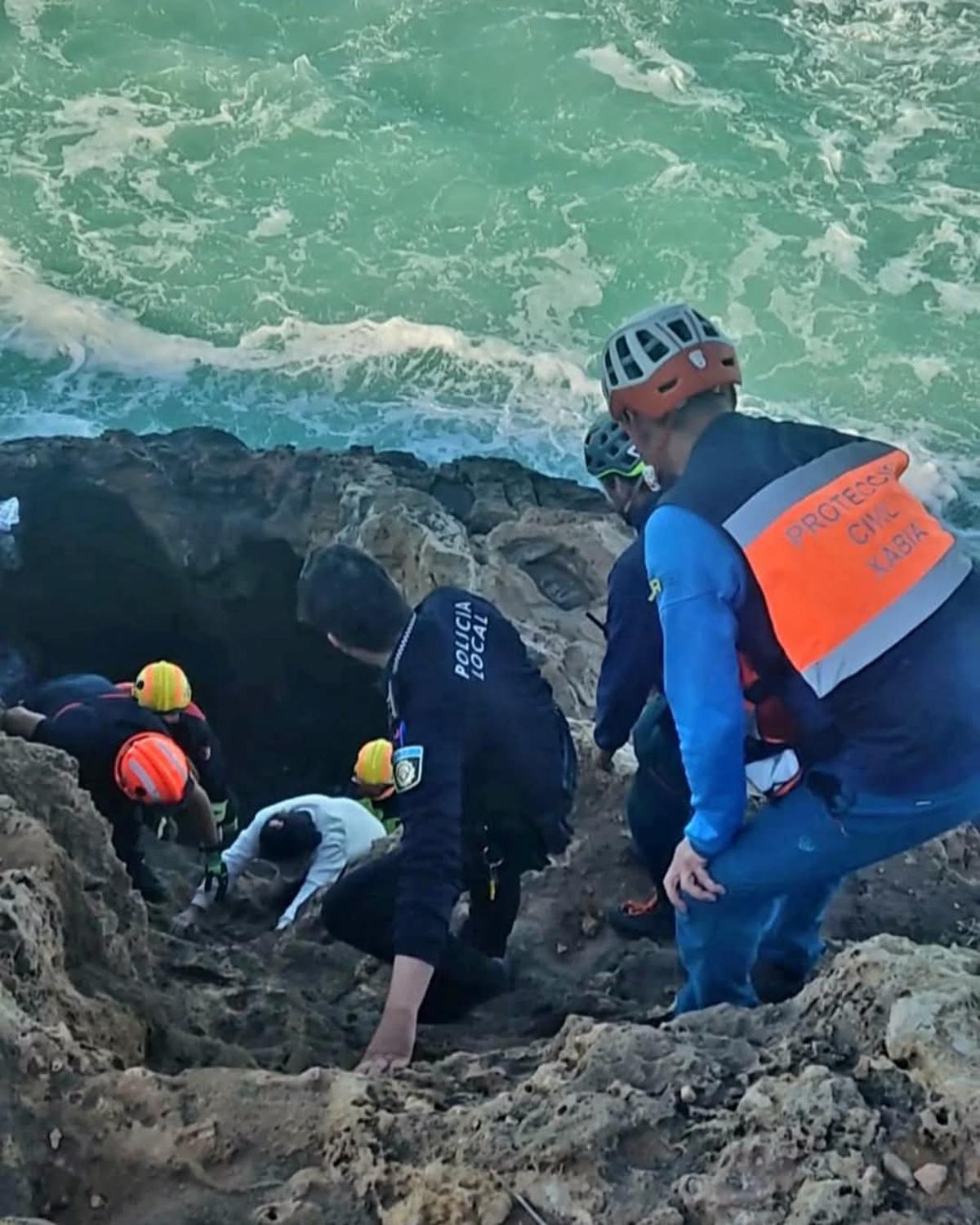 El acceso que no se utiliza por peligroso se ha convertido en una suerte de "salida de emergencia" cuando la marea impide utilizar el acceso habitual y seguro