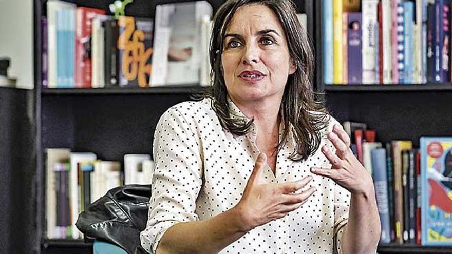 Presentó su libro en Los oficios terrestres y después dio una charla en la UIB de la mano del IB-Dona.