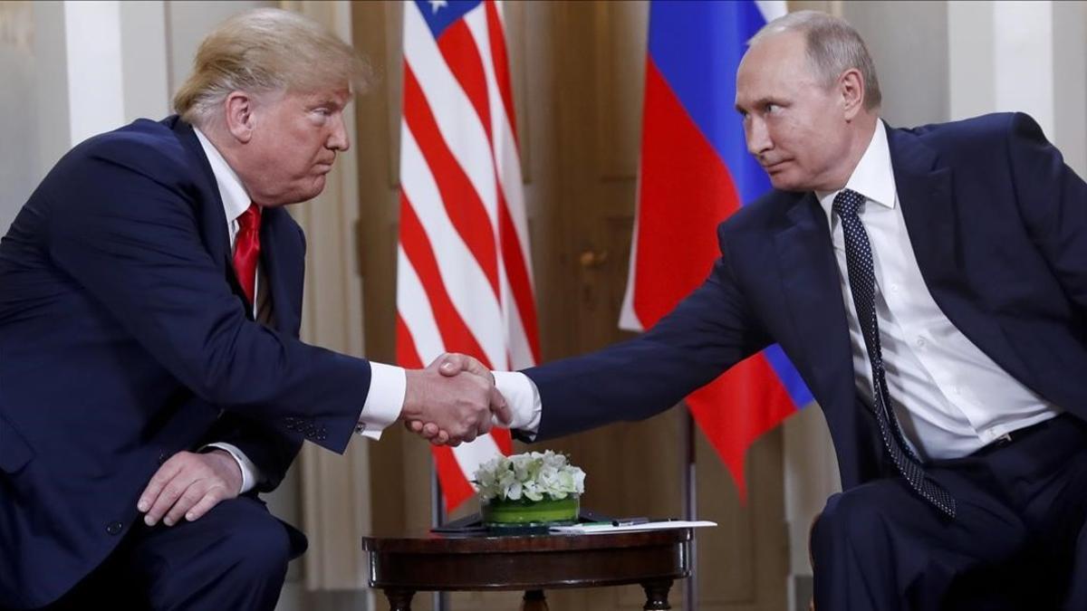 Donald Trump estrecha la mano de Vladimir Putin en Helsinki.