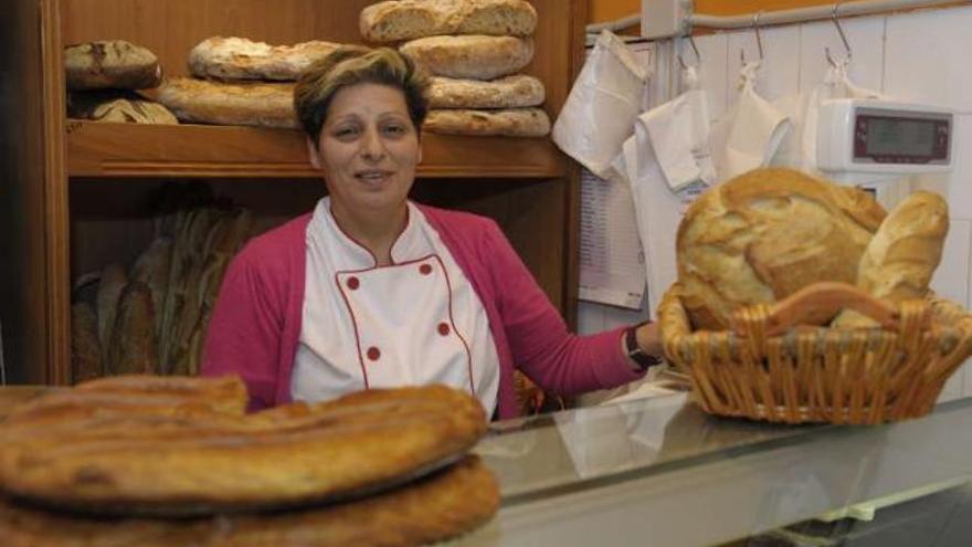 Esther Rivas, propietaria de la panadería El Rincón, en el mostrador del establecimiento. / víctor echave