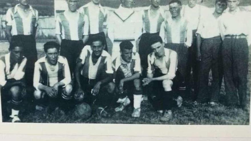 Una fotografía antigua de la primera plantilla del Alondras tomada en el año 1928. // Alondras