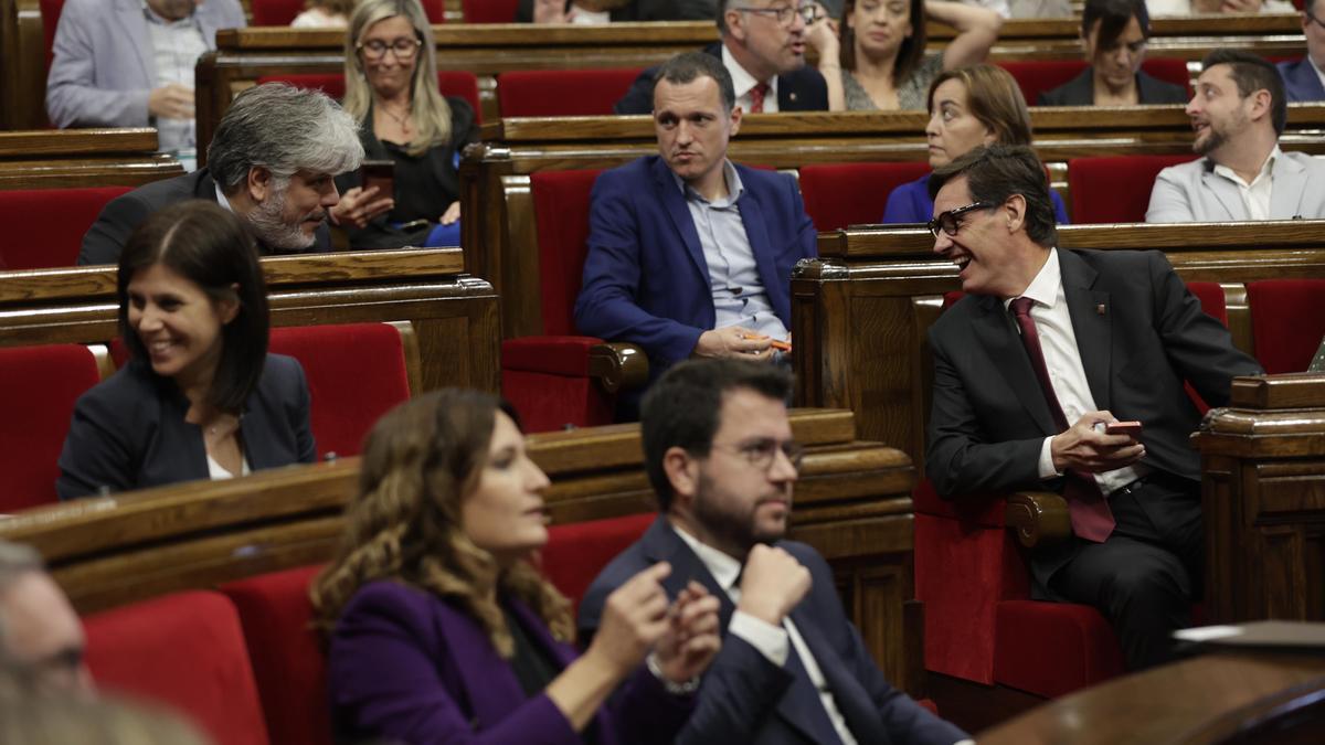 Salvador Illa y Albert Batet, conversando en el hemiciclo del Parlament justo detrás del 'president' Pere Aragonès