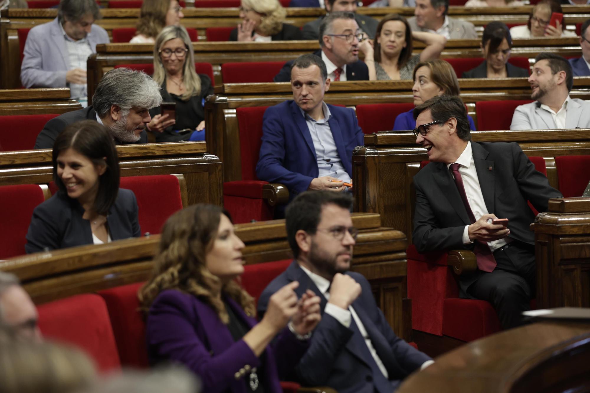 Salvador Illa y Albert Batet, conversando en el hemiciclo del Parlament justo detrás del 'president' Pere Aragonès