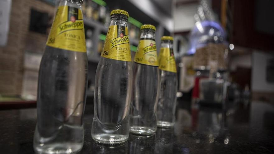 Varios botellines de tónica Swchweppes en un bar de Zamora.