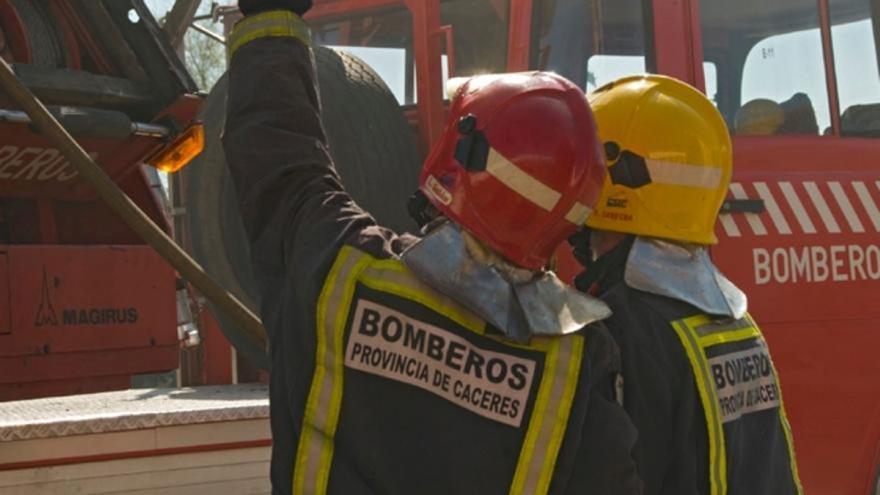 Cuatro coches resultan calcinados en el incendio de un garaje en Miajadas