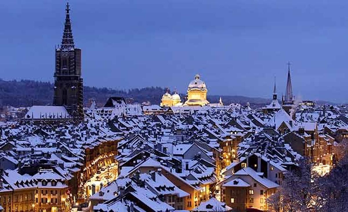 La neu adorna les teulades dels edificis de Berna (Suïssa). L’arribada anticipada de l’hivern a Europa, amb copioses nevades i baixes temperatures, està produint endarreriments de vols, trens i greus problemes a les carreteres.