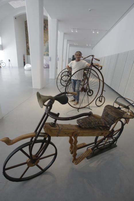 Exposición de bicicletas en la antigua estación de