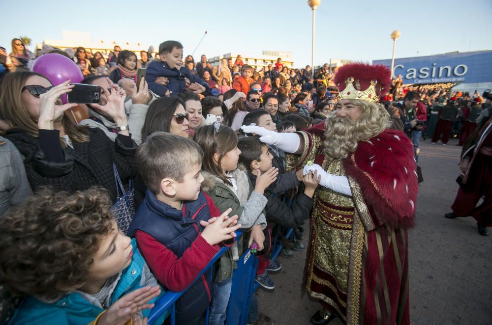 Los Reyes Magos reparten ilusión por la ciudad de Alicante.