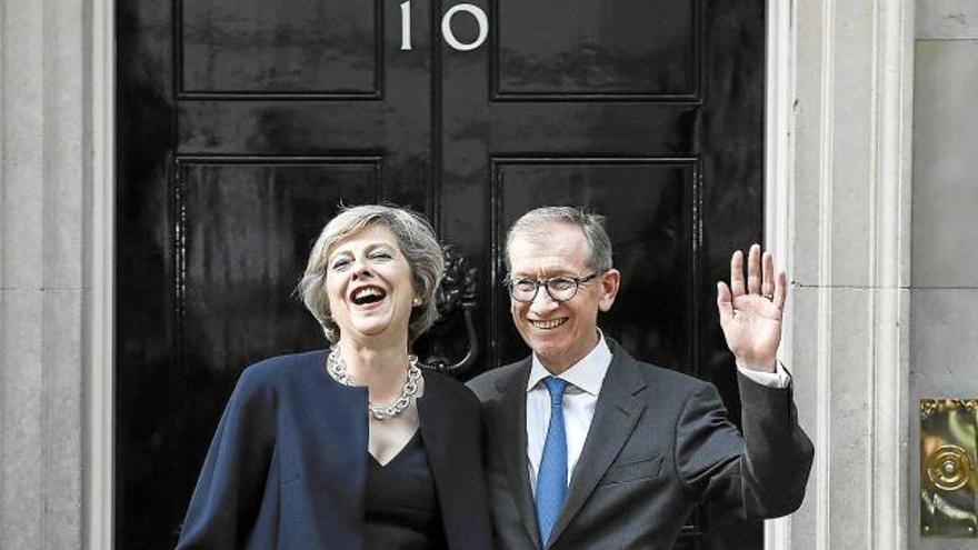 Theresa May i el seu marit, Philip May, ahir, abans d&#039;entrar al 10 de Downing Street