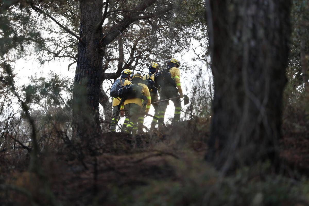 El Infoca trabaja en la extinción del incendio de Las Jaras en la sierra de Córdoba
