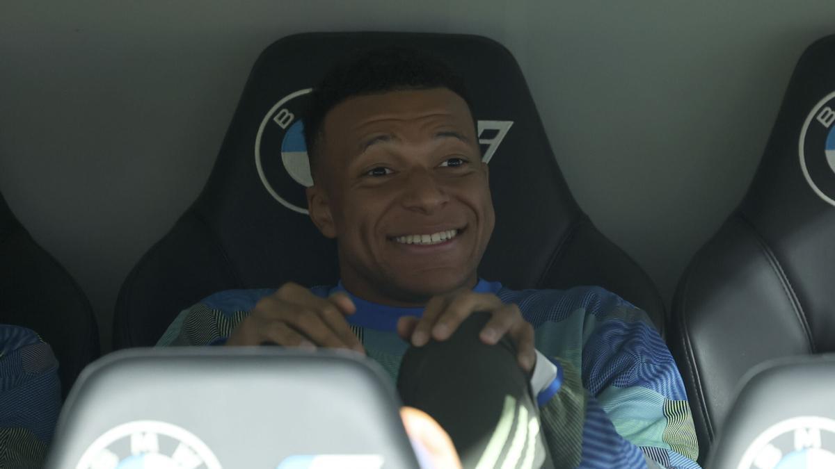 El delantero del Real Madrid Kylian Mbappé en el banquillo durante el partido de la jornada 36 de LaLiga ante el Oviedo