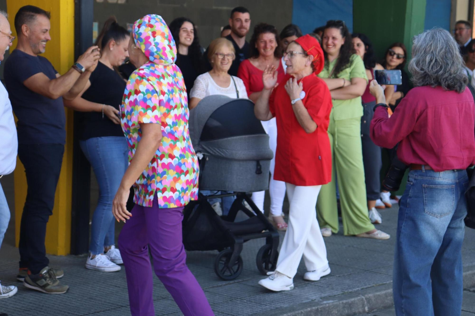 El homenaje a Rosa Isorna Portugués, que se jubila a los 72 años después de 46 ejerciendo como cocinera y «segunda madre» en el CPI Progreso de Catoira.