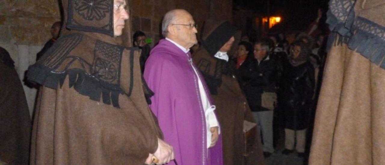 Jacinto Raigada Ramos (izquierda) junto al capellán durante una procesión de la Hermandad de Penitencia.
