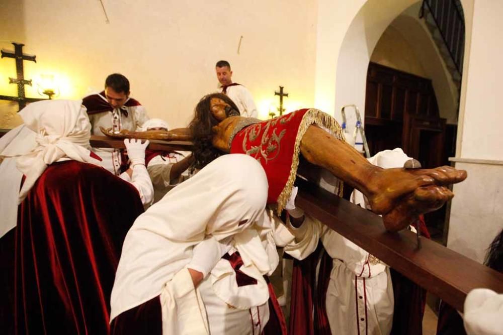 La cofradía de nuestra señora de la piedad de Sant Elm condujo la procesión del Santísimo Cristo de la Sangre