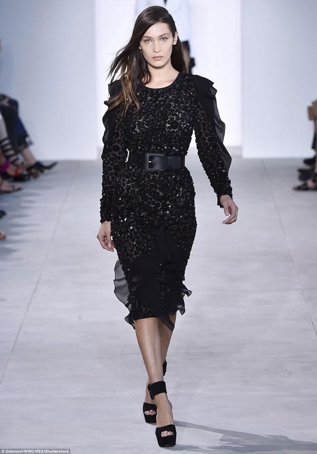 Bella Hadid desfila para Michael Kors