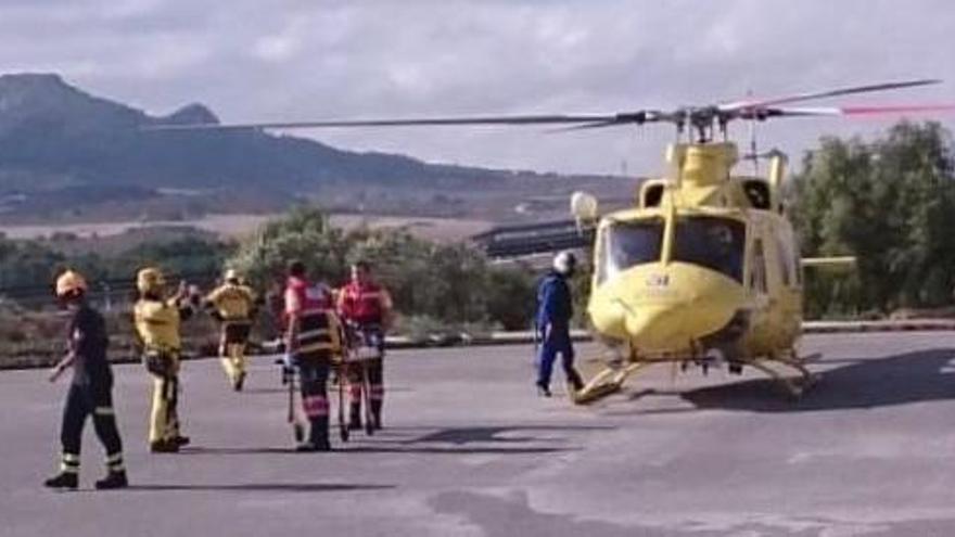 El traslado desde el helicóptero a la ambulancia en Villena